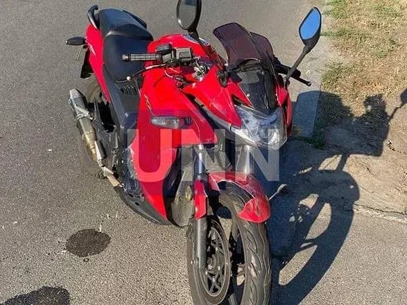 travmuvav-nogu-u-kiyevi-mototsiklist-viyikhav-na-zustrichnu-smugu-i-protaraniv-legkovik