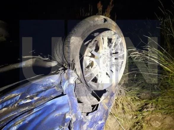 pid-kiyevom-pislya-zitknennya-avto-de-perebuvav-6-richniy-khlopchik-perekinulos-ta-vidletilo-na-uzbichchya