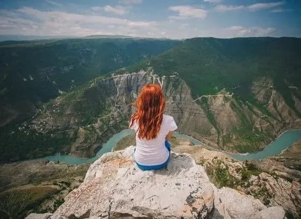 nebezpechniy-atraktsion-u-dagestani-obirvalasya-goydalka-z-turistkami-nad-kanyonom