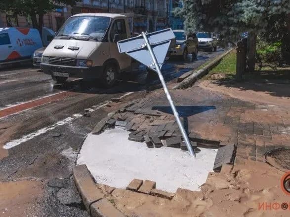 u-tsentri-dnipra-divchina-provalilasya-po-shiyu-u-vodu-na-trotuari