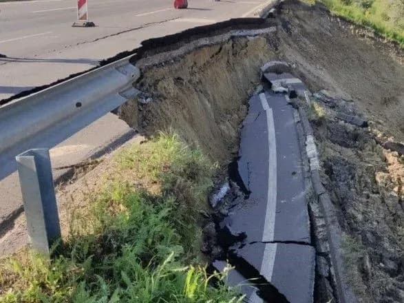 na-trasi-kiyiv-odesa-stavsya-zsuv-gruntu-proyizd-obmezheno-yak-minimum-do-pochatku-serpnya