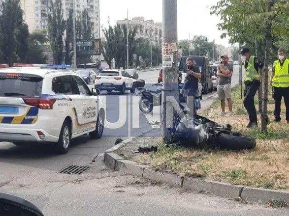 ne-rozminulisya-mototsikl-yamaha-vletiv-u-legkovik-na-oboloni