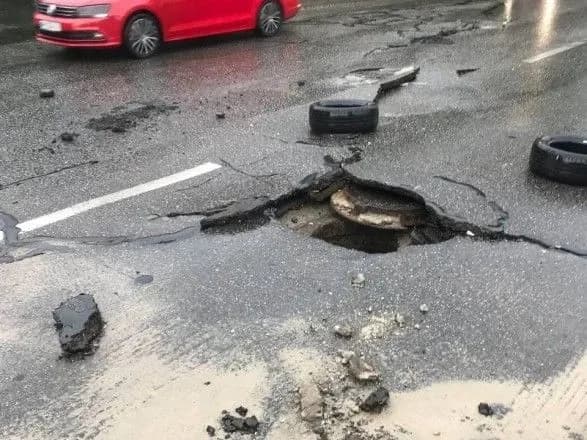 zliva-u-kiyevi-na-kilkokh-vulitsyakh-dorogu-zmilo-zlivovim-doschem-metro-vidnovilo-normalnu-robotu