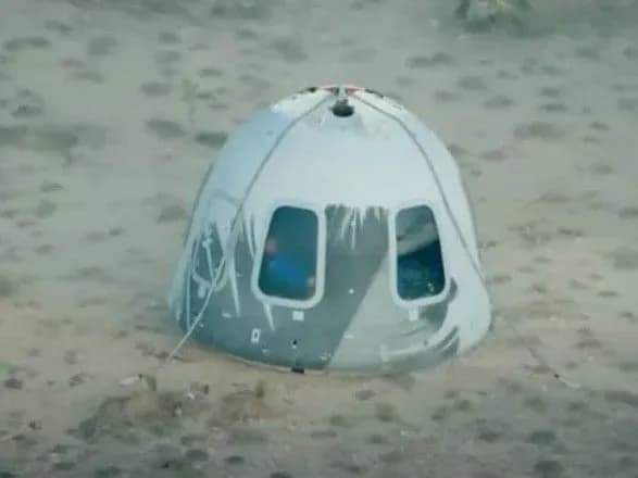 kapsula-z-dzheffom-bezosom-ta-troma-kosmichnimi-turistami-uspishno-prizemlilasya