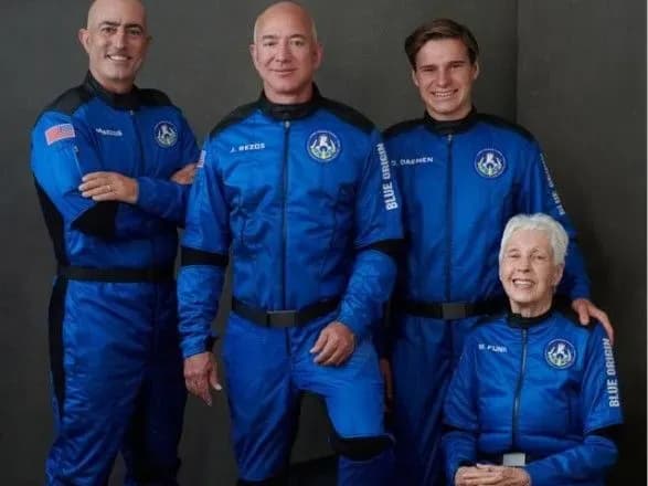 zasnovnik-amazon-dzheff-bezos-razom-z-bratom-poletiv-u-kosmos