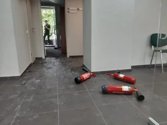 u-kiyevi-zhinka-napala-na-bank-kinula-koktei-l-molotova-i-vimagala-groshi-z-pistoletom