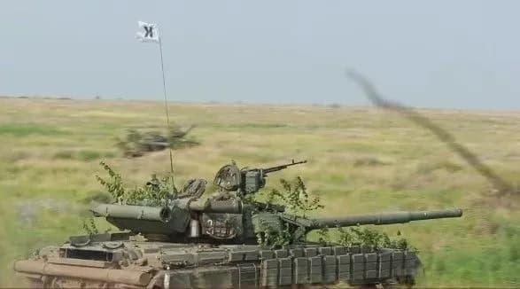 pid-chas-viyskovikh-navchan-tank-vipadkovo-vistriliv-u-bik-naselenogo-punktu