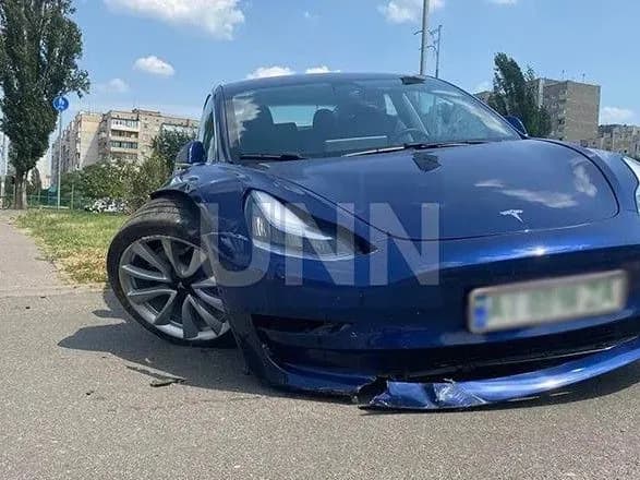 u-kiyevi-9-richniy-khlopchik-za-kermom-tesla-potrapiv-u-dtp-protaraniv-legkovik-avtoshkoli-z-uchnem-ta-instruktorom