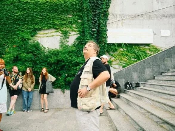 rosiyskiy-pismennik-bikov-vidkriv-v-odesi-pamyatnu-tablichku-prisvyachenu-povstannyu-na-bronenostsi-potomkin