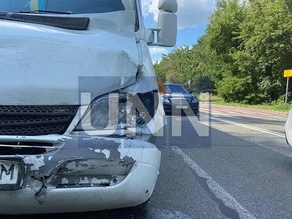 na-stolichnomu-shose-marshrutka-iz-pasazhirami-vletila-u-mikroavtobus-ye-travmovani