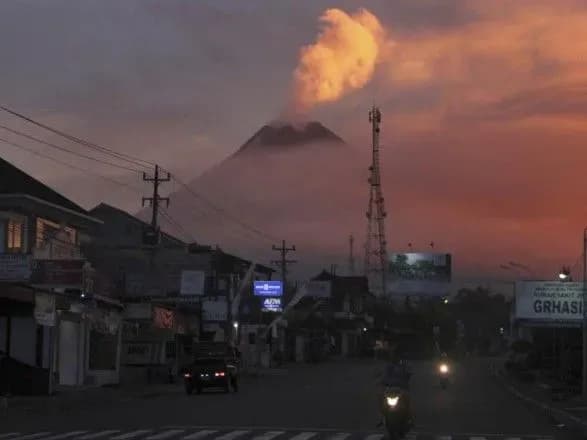 v-indoneziyi-prokinuvsya-nayaktivnishiy-vulkan-merapi-zhiteliv-zaklikali-trimatisya-vid-nogo-yaknaydali