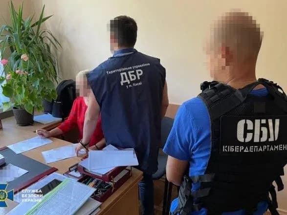 top-chinovnitsyu-derzhgeokadastru-pidozryuyut-u-masshtabnomu-rozkradanni-zemel