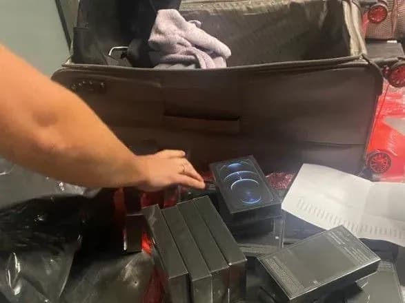 dvoye-ukrayintsiv-khotili-nelegalno-zavezti-u-kiyiv-partiyu-iphone-na-milyon-griven-yikh-vikrili-prikordonniki