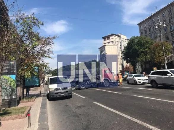 na-khreschatiku-stalasya-dtp-z-vantazhivkoyu-ta-legkovim-avto