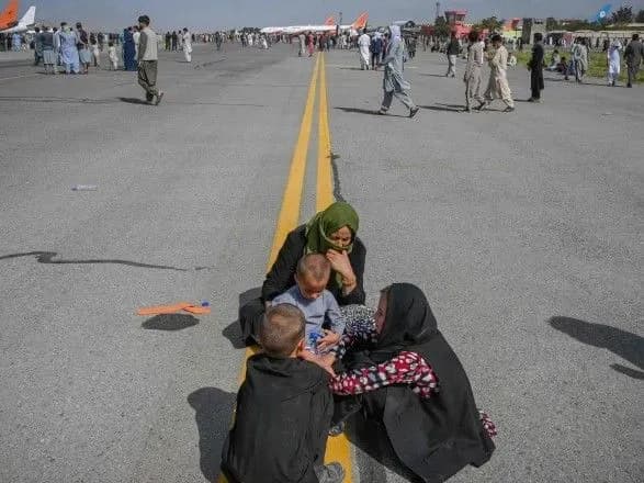 zmi-delegatsiya-kolishnoyi-vladi-afganistanu-na-peremovinakh-z-talibami-u-dosi-poprosila-pritulku-u-katari