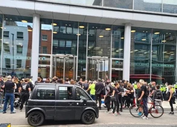 protesti-u-londoni-lyudi-zablokuvali-ofisi-dvokh-telekanaliv-cherez-dezinformatsiyu