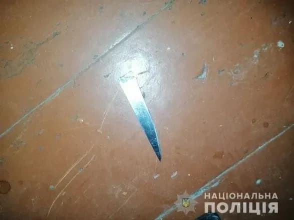 pid-kiyevom-cholovik-vnochi-zaliz-u-chuzhiy-budinok-8-richnogo-khlopchika-porizav-a-14-richniy-divchintsi-zlamav-nis