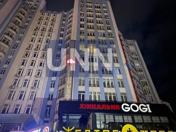 u-kiyevi-cholovik-kidavsya-u-politsiyu-kaminnyam-pislya-padinnya-z-8-go-poverkhu