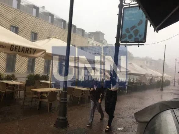 naslidki-zlivi-u-kiyevi-cherez-zagrozu-pidtoplennya-zakrili-stantsiyu-metro-zatrimuyetsya-gromadskiy-transport