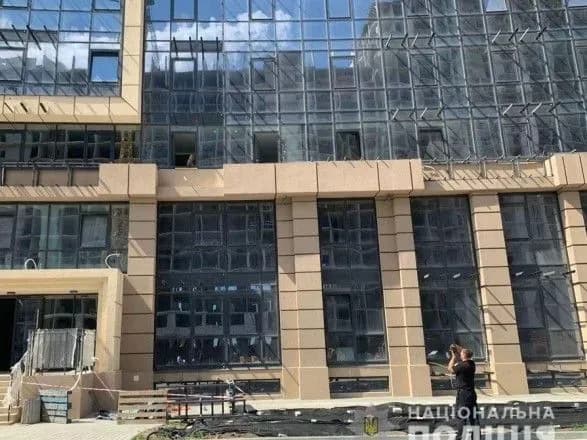 vstanovlyuvali-konditsioner-na-odeschini-dvoye-cholovikiv-zirvalis-z-tretogo-poverkhu-i-zaginuli