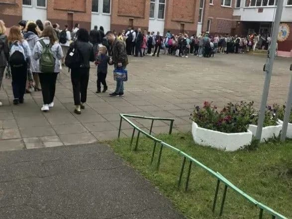 u-bilorusi-cherez-novi-turniketi-u-shkolakh-diti-stoyat-u-dovgikh-chergakh