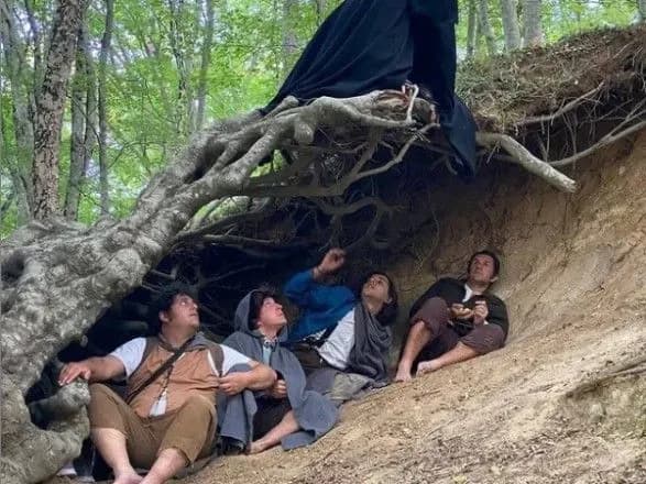 fanati-volodarya-persniv-tizhden-yshli-do-vezuviyu-schob-znischiti-persten-vsevladdya