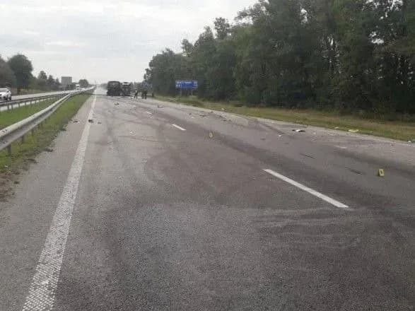 u-zhitomirskiy-oblasti-avtobus-yakiy-pryamuvav-z-polschi-zitknuvsya-z-avtovozom-ta-zagorivsya-ye-zhertvi