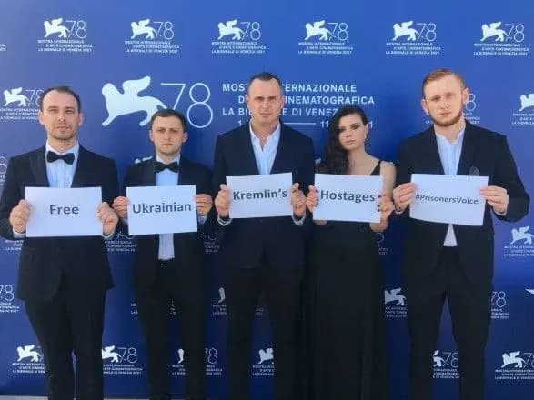 sentsov-pered-premyeroyu-filmu-nosorig-zrobiv-foto-na-pidtrimku-brantsiv-kremlya