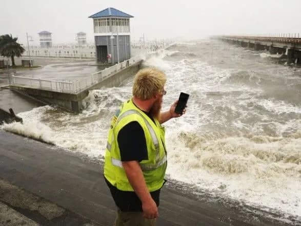 na-ssha-nasuvayetsya-tropichniy-shtorm-nikolas