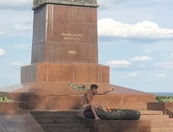 goliy-cholovik-grivsya-bilya-vichnogo-vognyu-v-odesi-ta-obrazhav-perekhozhikh