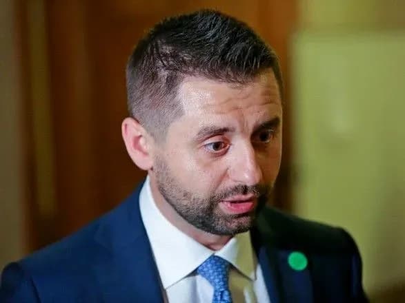 rosiyskiy-slid-privit-vid-kontrabandistiv-ta-borotba-z-oligarkhami-arakhamiya-nazvav-tri-versiyi-zamakhu-na-shefira