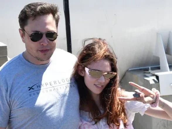 ilon-mask-i-kanadska-spivachka-grayms-rozluchilisya-pislya-trokh-rokiv-stosunkiv-zmi