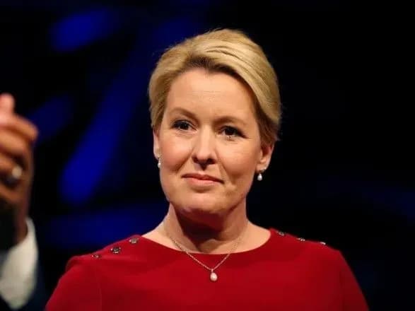 merom-berlina-vpershe-stane-zhinka-ranishe-yiyi-vikrivali-u-plagiati