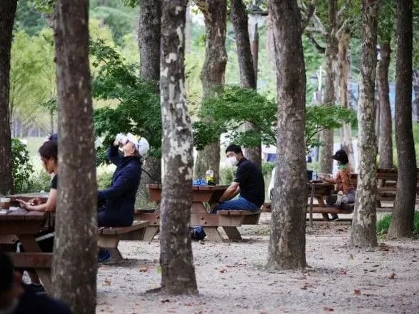 pivdenna-koreya-prodovzhila-diyu-sotsialnoyi-distantsiyi-cherez-spalakh-covid-19