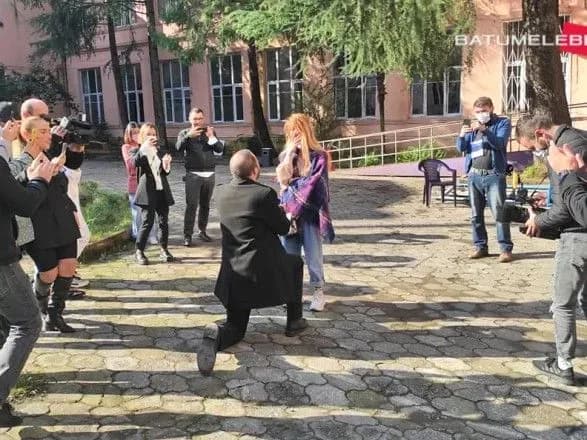 u-batumi-diktor-telebachennya-poprosiv-ruki-i-sertsya-divchini-na-viborchiy-dilnitsi