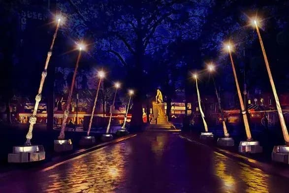 shanuvalniki-vidznachayut-20-richchya-z-dnya-vikhodu-filmu-pro-garri-pottera-u-londoni-vstanovili-charivni-palichki