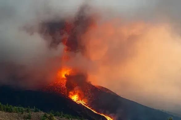 lava-zatoplyuye-ostriv-la-palma-pislya-novogo-obvalennya-kratera-vulkana