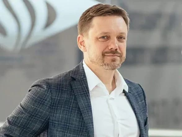 napad-na-zhurnalistiv-u-budivli-ukreksimbanku-naglyadova-rada-banku-zvilnila-metsgera