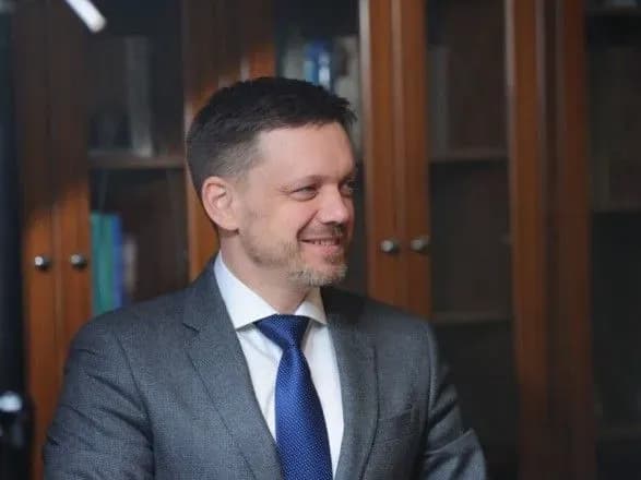 napad-na-zhurnalistiv-u-budivli-ukreksimbanku-metsger-napisav-zayavu-pro-zvilnennya