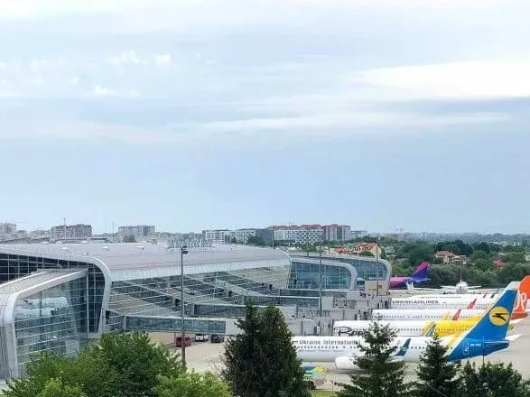 v-aeroportu-lviv-ekstreno-posadili-litak-cherez-pogane-samopochuttya-pasazhira