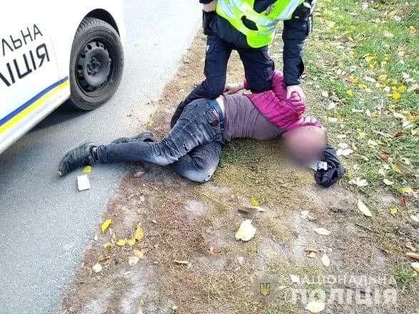 pid-kiyevom-cholovik-na-vulitsi-obstrilyav-avto-i-pogrozhuvav-pistoletom-kasiru-supermarketu