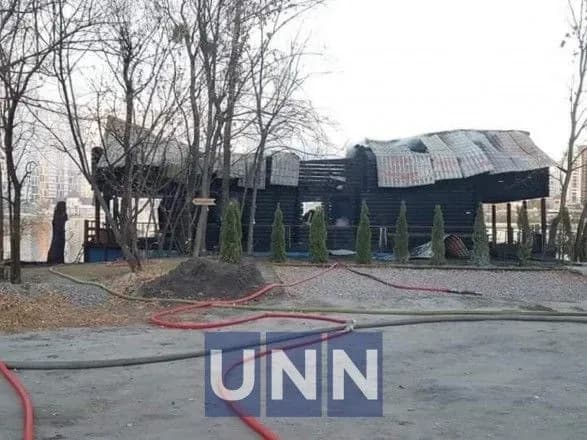 u-stolichnomu-gidroparku-parku-zagorivsya-derevyaniy-korabel