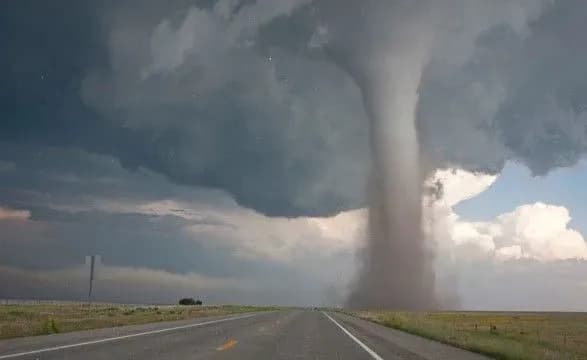 skhidniy-tekhas-skholikhnuv-potuzhniy-tornado