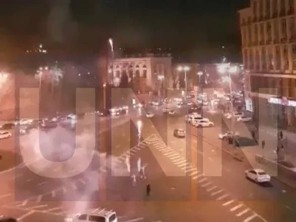 rozdyaglisya-do-spidnogo-i-pochali-zapuskati-salyuti-u-tsentri-stolitsi-vlashtuvali-divniy-perfomans