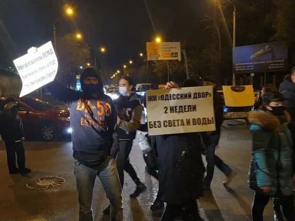 zhiteli-zhk-na-odeskiy-moldavantsi-dva-tizhni-sidyat-bez-vodi-ta-svitla