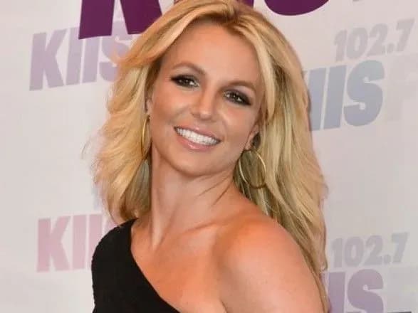 amerikanskiy-sud-ostatochno-zvilniv-spivachku-britni-spirs-vid-opiki-batka