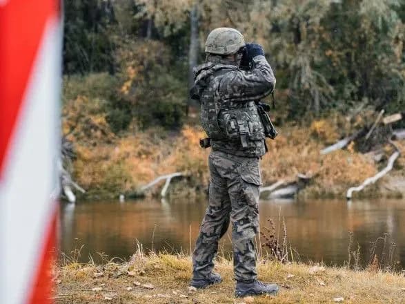 na-kordoni-bilorusi-z-polscheyu-znovu-nespokiyno-velika-grupa-migrantiv-pidiyshla-do-pp-varshava-kazhe-pro-provokatsiyi