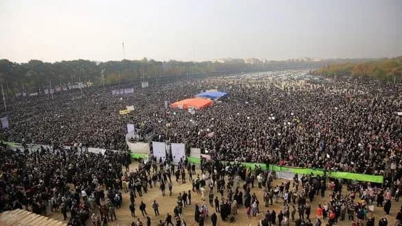 tisyachi-lyudey-viyshli-na-protesti-v-irani-cherez-nestachu-vodi