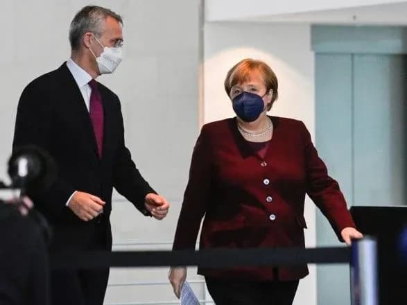 gensek-nato-zustrivsya-z-merkel-schob-obgovoriti-migratsiynu-krizu-ta-rosiyski-viyska-bilya-ukrayini