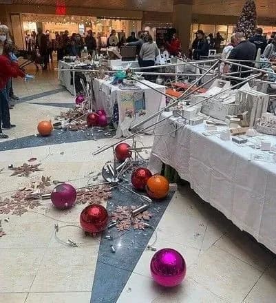 u-shveytsariyi-unaslidok-padinnya-novorichnoyi-dekoratsiyi-postrazhdali-shist-zhinok